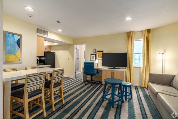 avia-residences-on-lincoln-malvern-pa-2br-2ba---625sf---living-room